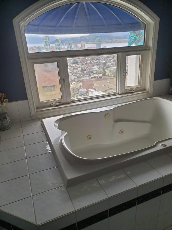 Lakeview House With 4 Rooms Kelowna Near Downtown & Knox Moutain Kültér fotó